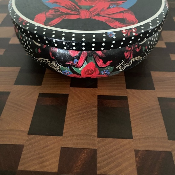 Vintage Nobel Hall 5” Round Black Polka Dot Red Bow & Roses Gift Jewelry Tin - Picture 8 of 10